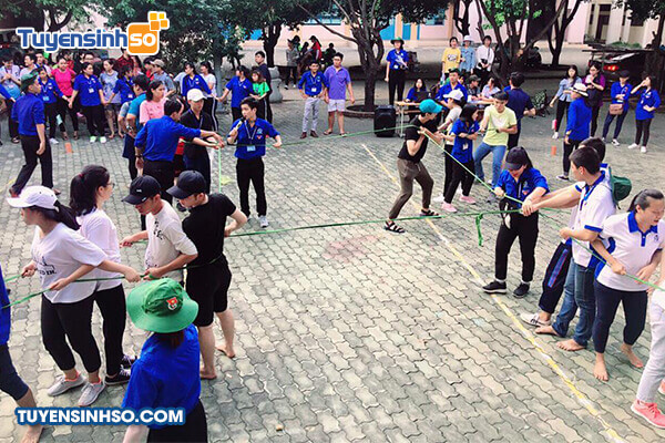 Cổng chính uy nghiêm của Đại học Nội vụ Hà Nội tại TP.HCM